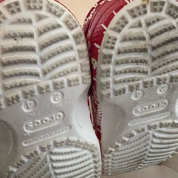 Crocs Red Patterned Clogs kids 4 - Picture 7 of 9